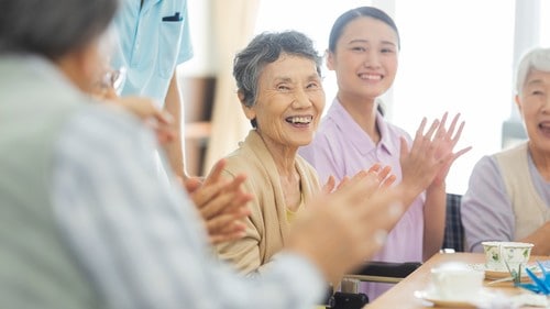 入居する前にしっかりとした老人ホームに関する予備知識の修得や検討を怠ってはいけないという。（※写真はイメージです／PIXTA）