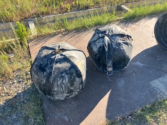 道路陥没対策用PVCターポリン製球体（膨張させた状態）