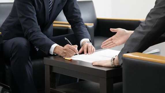 税務署が“グレーゾーン”を“黒”に変える瞬間…その裏にある、税務調査官の「素性」【税理士が解説】