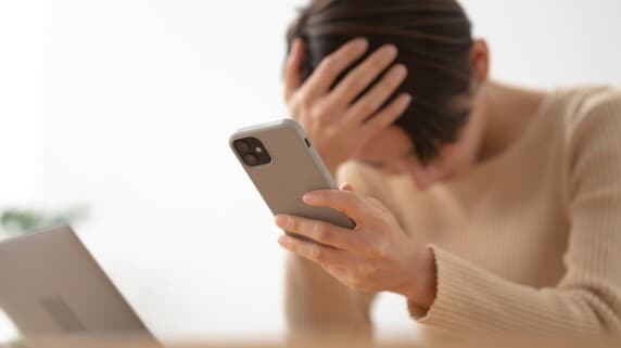 「本当にバカなことをした…」パート先で不倫→年収1,200万円の夫と離婚。“慰謝料1円”で家も車も失った48歳女性の末路