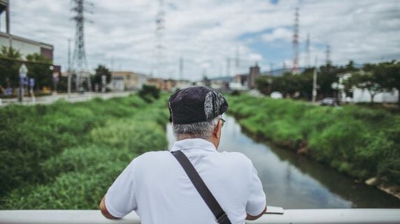 いいように使われていたのか…年金月26万円、資産2,800万円の元営業部長、わずか1年で「貯金300万円」消滅。誘いが絶えない老後にご満悦も、トイレで耳にした「ゴルフ仲間のコソコソ話」に愕然