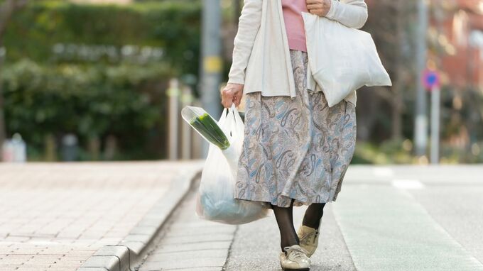 「私は大丈夫」と笑いながら…〈年金月12万円〉エアコンは最小限、擦り切れた服を着続ける81歳母。長男を驚愕させた“まさかの通帳残高”