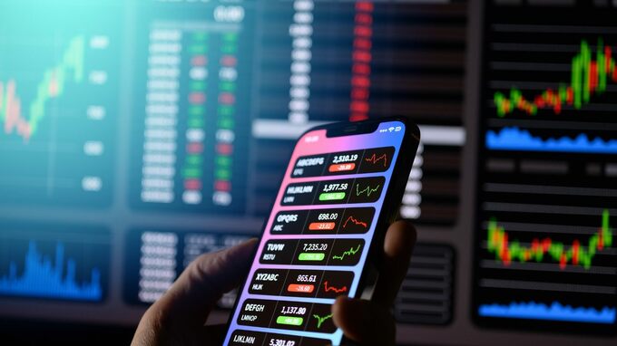 中国当局の自動車販売促進の期待から、香港市場は小幅に反発