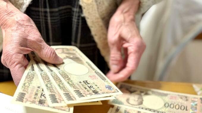 「孫に少しだけ」のはずが…〈年金月26万円・貯金3,000万円〉60代夫婦、息子世帯への援助がやめられず直面した“老後資金の誤算”