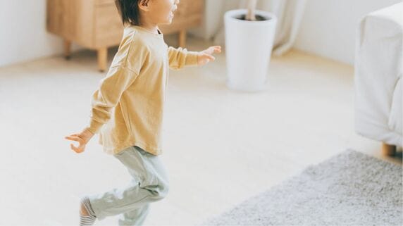 「平穏に暮らせると思ってた…」〈老後資金2,500万円〉を投じて「二世帯住宅」を建てた72歳男性の後悔。待ち遠しかった“愛しい孫の足音”がノイズに変わったワケ