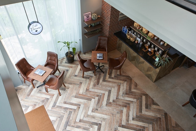 錦糸町のモデルハウスの1階部分を、2回の吹き抜けから撮影。カフェの店舗をイメージしている。