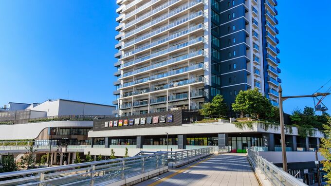 「タワーマンションは初めてです」年金月30万円・67歳夫婦、30年住んだ思い出の戸建てマイホームを手放し、老後に住み替え。「ここを終の棲家にする」と決めたワケ【FPが解説】