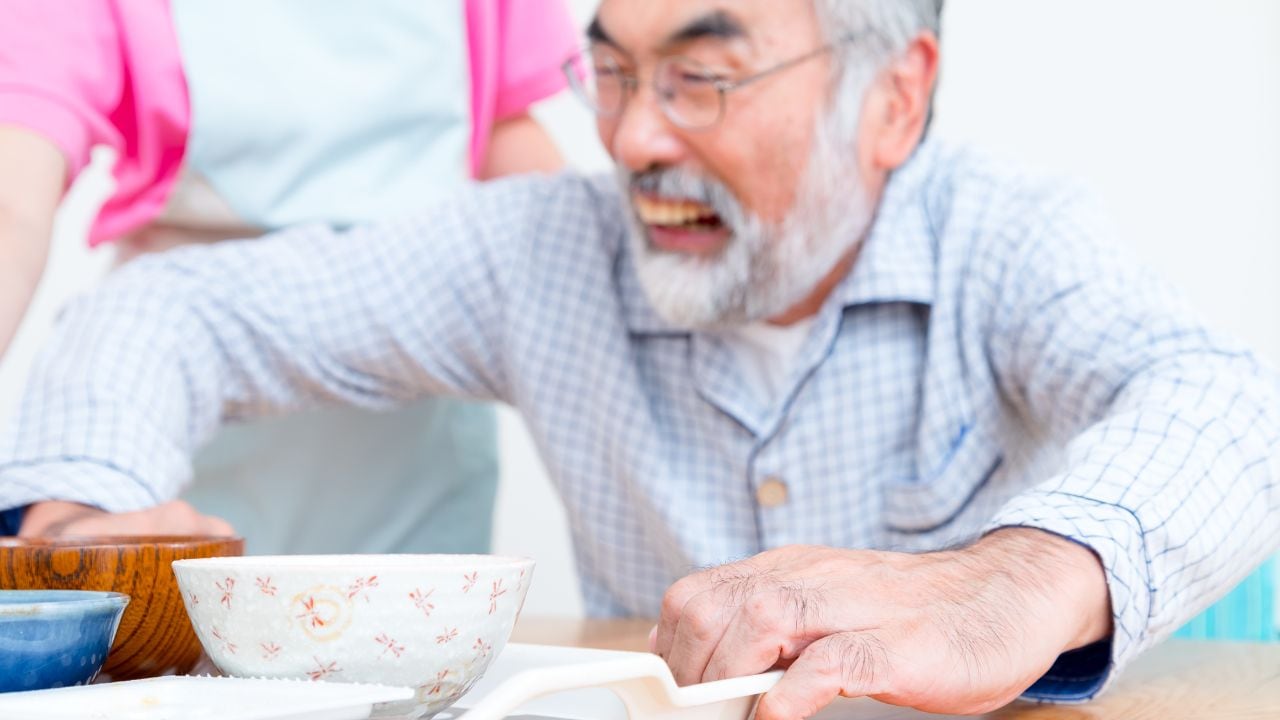 「こんな冷えた飯、食えるか！」年金月18万円・82歳父が激怒。入居1ヵ月で5キロ減…試食会では見抜けない「老人ホーム選び」の落とし穴