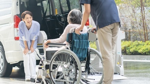 訪問や宿泊をうまく活用しながら自宅で暮らすことをサポートする地域密着型サービスの必要性が高まっているという。（※写真はイメージです／PIXTA）