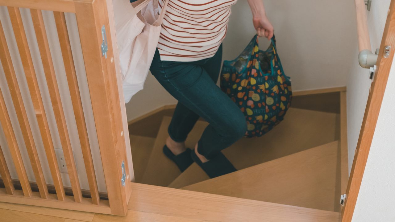 「片手で荷物を持つ人」は要注意…ひざを痛める意外な生活習慣【整形外科医が解説】