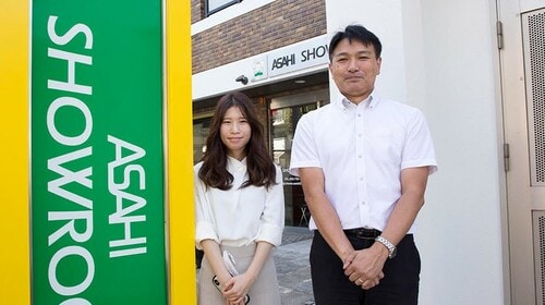 朝日建設宣伝広報部の大空大樹氏と青木千波さん。相模原ショールームにて。