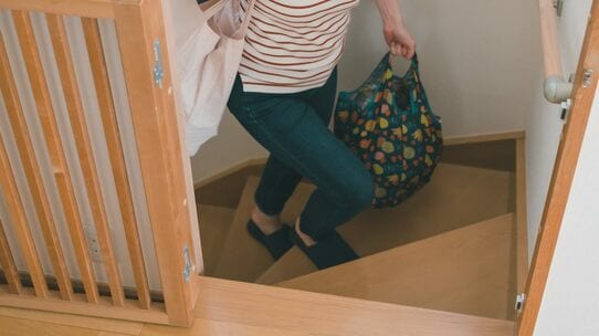 「片手で荷物を持つ人」は要注意…ひざを痛める意外な生活習慣【整形外科医が解説】