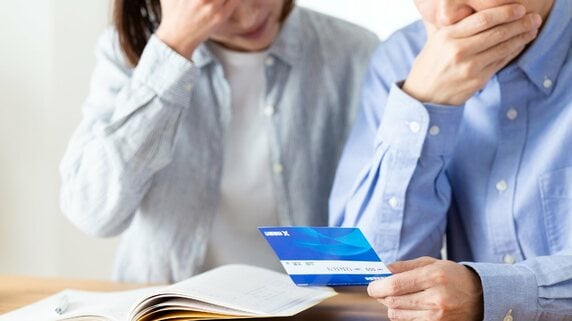 実家帰省で凍りつきました…〈年金月8万円〉87歳母の通帳を何気なく見た52歳長男、〈出金850万円〉の履歴に絶句