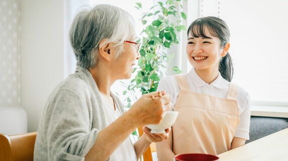 年金月20万円の75歳母、父を亡くし抜け殻に。死亡保険金3,000万円で「高級老人ホーム」に入居、笑顔を取り戻すも…“お金は問題ない”はずが、長女が退去を懇願のワケ【FPが解説】