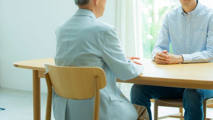 「このままじゃ共倒れになる」年収380万円・61歳父が決断。貯金800万円・34歳息子の“実家暮らし継続”にNOを突きつけた理由