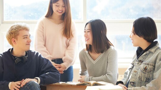 海外留学、寮生活…子どもが思春期に親元を離れて生活すると?