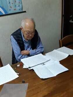 自分史執筆中の認知症父のじーじ。