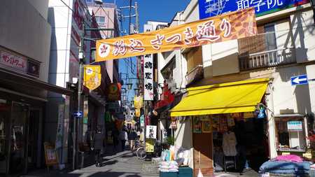 「駒込」駅近くの商店街／PIXTA