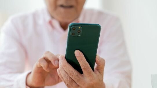 「株なんてやるんじゃなかったな」…血走った目でスマホを凝視する毎日。新NISAで“200万円”を投資した68歳男性の「苦渋の決断」　