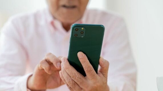「株なんてやるんじゃなかったな」…血走った目でスマホを凝視する毎日。新NISAで“200万円”を投資した68歳男性の「苦渋の決断」　