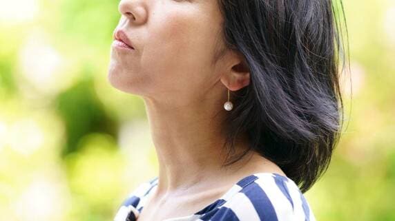 「あなたは出ていかなくていいの…」年金23万円・過保護気味の母と実家暮らし42年。〈貯金4,500万円〉を手に、月収26万円・次女が選んだ独立の理由