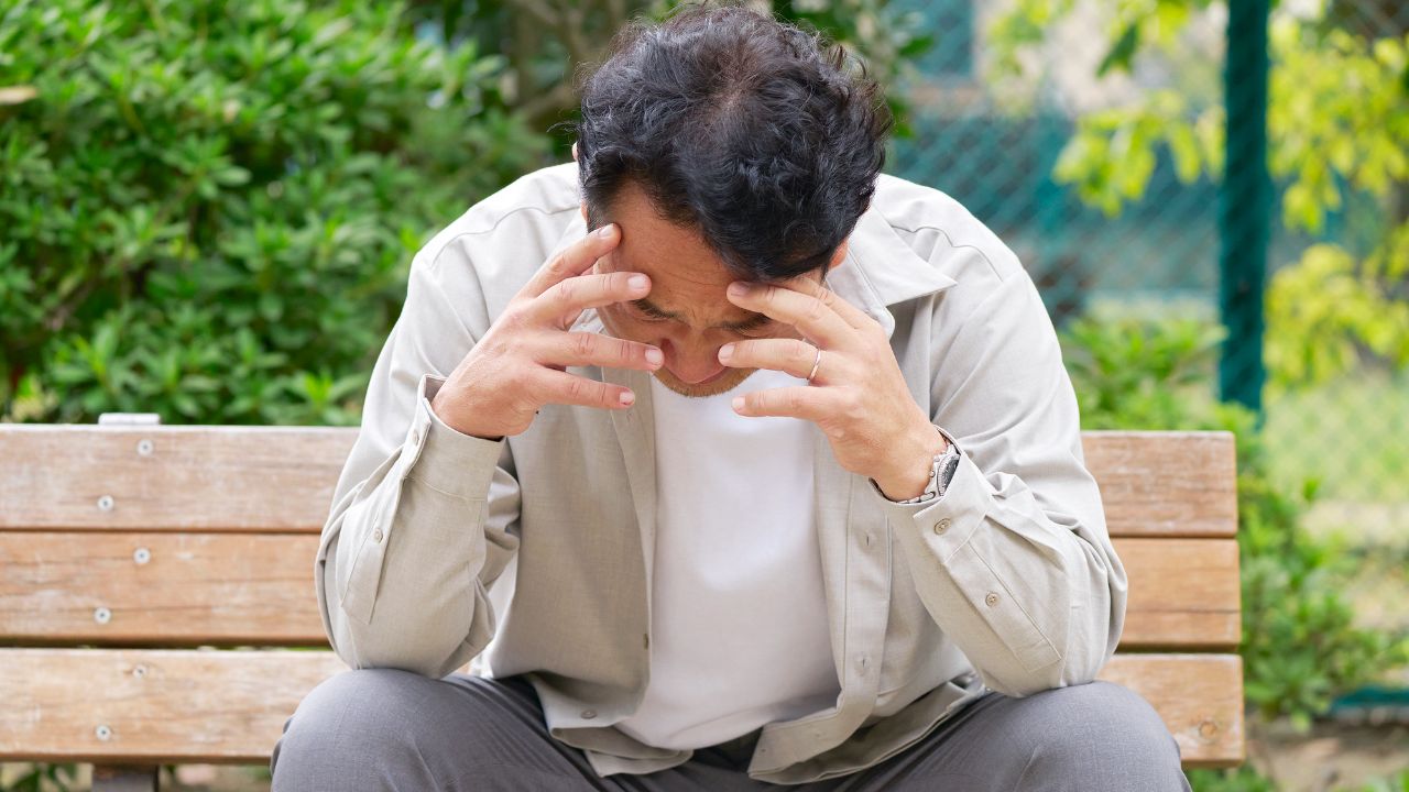 俺は何のために働いてきたのだろう…〈月収68万円〉58歳の男性。家族のために身を粉にして働いてきたが…定年直前「30年分の貯金通帳」を見つけて膝から崩れ落ちたワケ