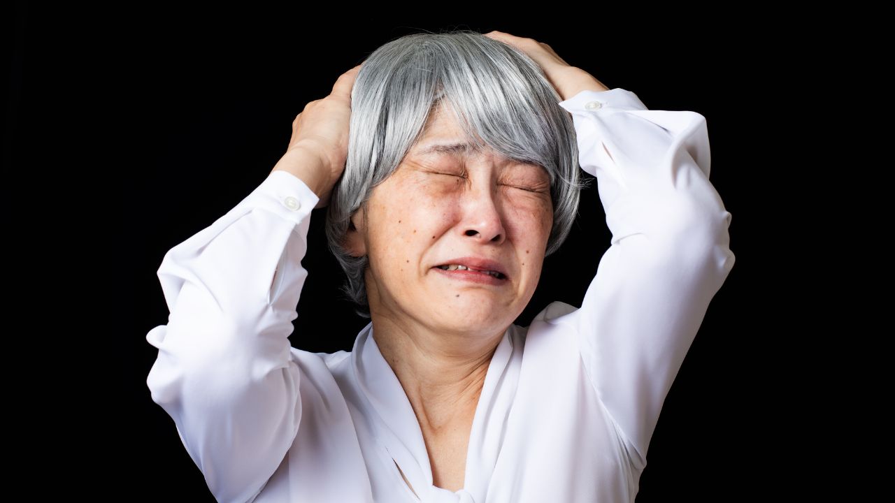 「親なら当然だろ」〈小遣い月5万円〉を捻出し続けた〈年金月14万円〉72歳母、実家暮らしの48歳長男が放った一言に「もう、限界」