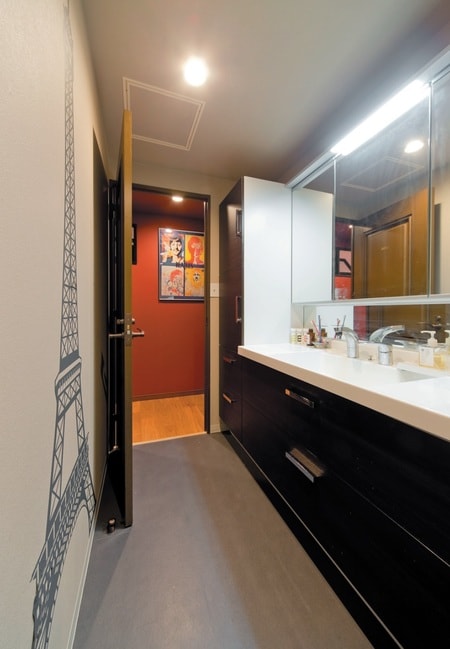 洗面カウンターと東京タワー、動線を考えてゆったりと。