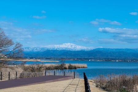 （加賀市 柴山潟から見た風景（石川県）／PIXTA）