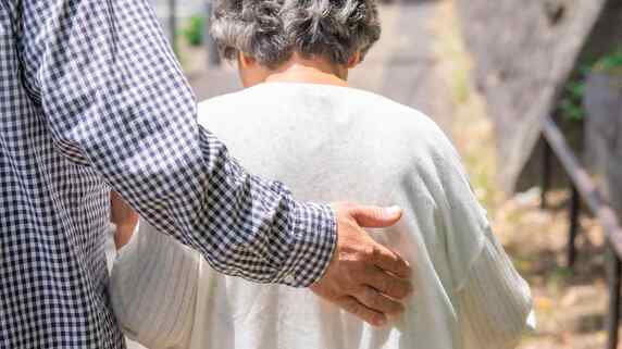 「もう一人では暮らせないの」87歳母から突然の告白…〈年金月24万円・66歳夫婦〉が迫られた決断