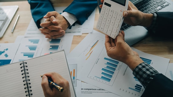 年収800万円でも「貯蓄ゼロ」の落とし穴。FPが教える「先取り投資」としての不動産活用術