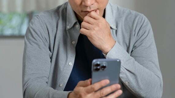 「親孝行できたかな」一流企業に就職した長女、祝杯の夜。…1年半後、55歳の父が凍りついた“電話越しのひと言”