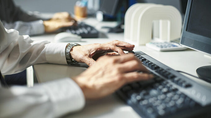 働く高齢者　年金減額縮小　高齢者の就労意欲が高まれば・・・