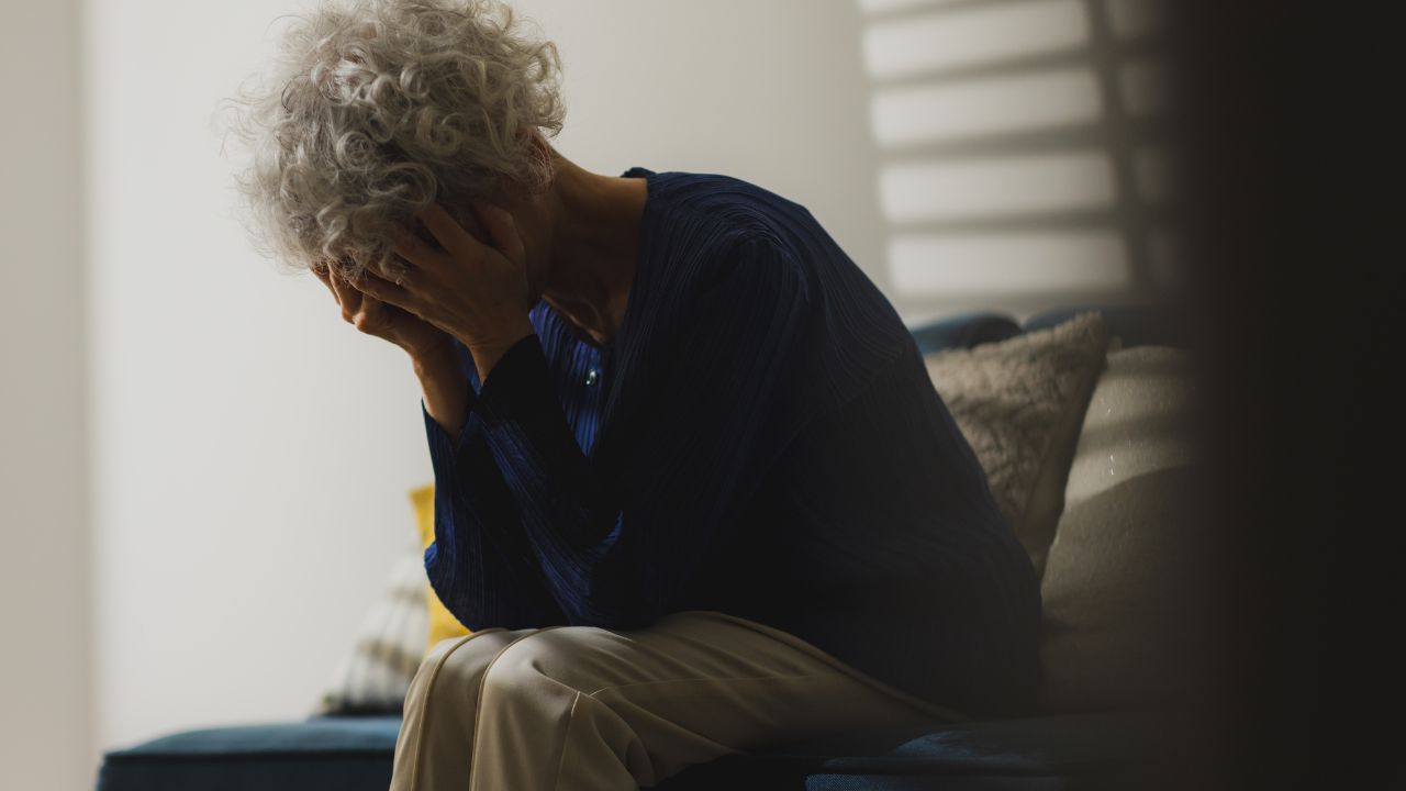 1人が気楽よ…年金月10万円・強気な70歳母だったが、半年後、久しぶりの帰省で目の当たりにした異変に45歳娘、耐えきれず号泣