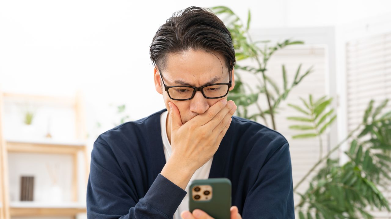 〈年収800万円〉45歳サラリーマン、〈4,500万円〉で建てた二世帯住宅に酔いしれていたが…残業帰り、静まり返った家に1通の封筒「何かの間違いでは？」