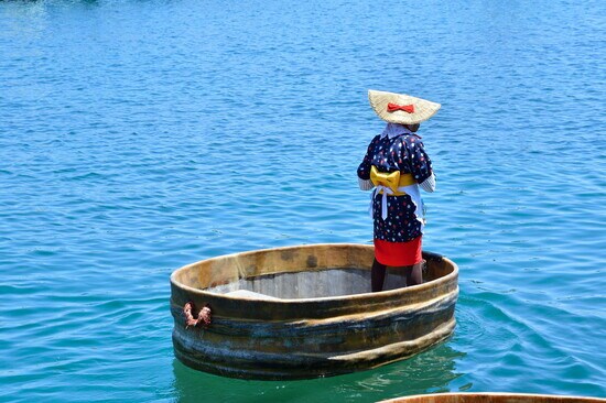 たらい舟に乗るなど観光も