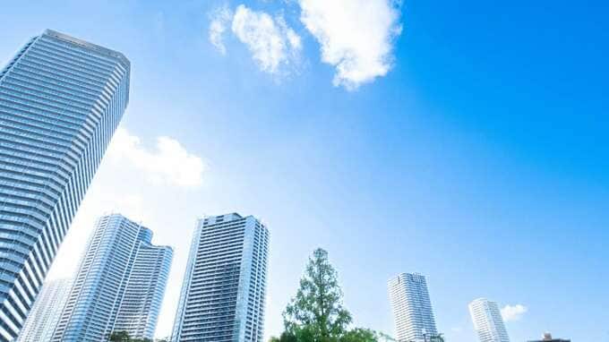 世帯年収1,600万円の共働き夫婦、都心タワマンをフルローン購入。憧れの夜景に酔うも…住民説明会で発覚した〈想定外の問題〉