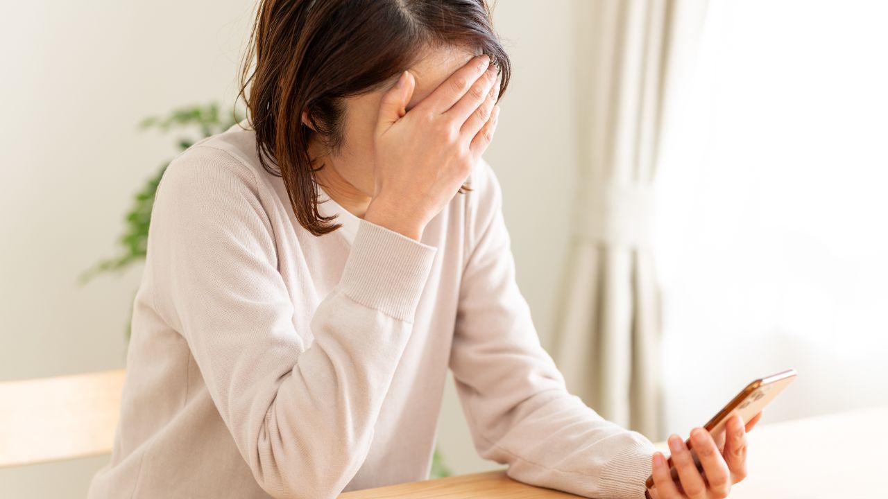 50歳で急逝した夫の遺族年金「月14万円」に絶句した48歳パート妻。大学進学を控える高2娘が放った〈想定外のひと言〉に涙した理由
