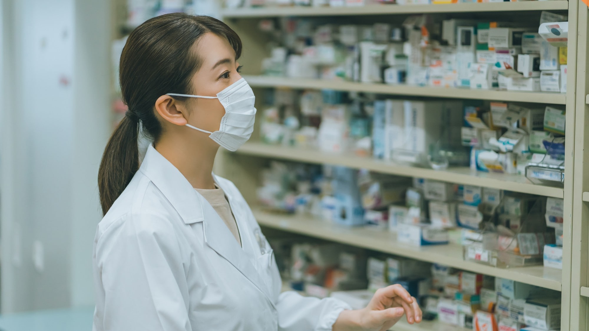 コロナ禍で9割の薬局が売上減…今、薬剤師に求められる「3つのスキル」とは?