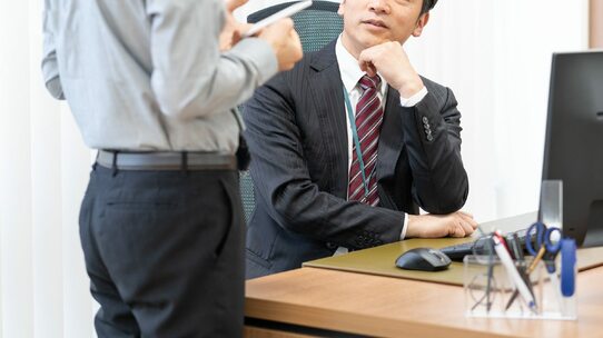 「部下を安心させる、慰める」も実はNG対応!?「パワハラになるコミュニケーション」の例【メンタル産業医が解説】