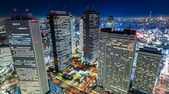 東京都庁の足元で800人が列をなす〈炊き出し〉の光景――煌びやかな新宿の裏側に映し出される「令和の貧困」【ルポ】