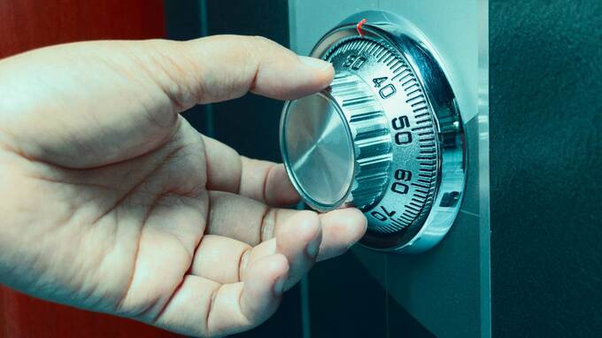 開けた瞬間、固まりました。「これは誰の…？」亡き父の金庫に残されていた〈まさかの中身〉