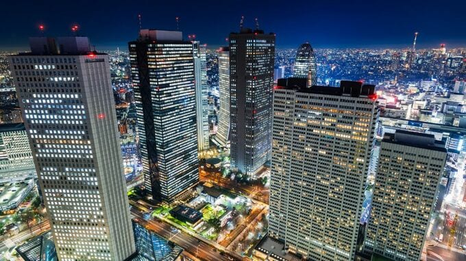 東京都庁の足元で800人が列をなす〈炊き出し〉の光景――煌びやかな新宿の裏側に映し出される「令和の貧困」【ルポ】
