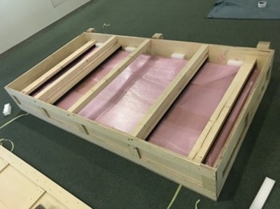 絵画の梱包に使用される木箱（※画像は本件とは異なる絵画の梱包）