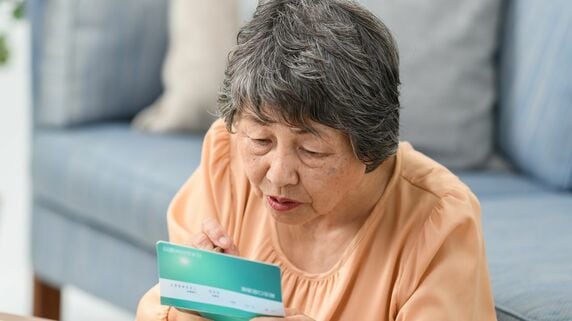 「私のお金に頼らないで…」〈年金月12万円・貯蓄1,500万円〉長男一家と同居を始めた73歳母、重い溜息を零すワケ【CFPが解説】