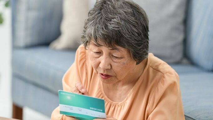 「私のお金に頼らないで…」〈年金月12万円・貯蓄1,500万円〉長男一家と同居を始めた73歳母、重い溜息を零すワケ【CFPが解説】