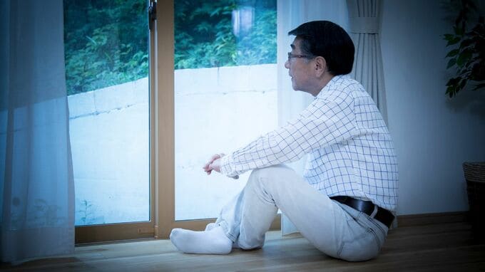 昭和の何が悪いんだよ…〈年収850万円〉54歳営業本部長、昔ながらの厳しい指導を貫くも“新世代の若手登場”で立場一変。居場所なく図書館通い「10年早い老後生活」に虚ろな目