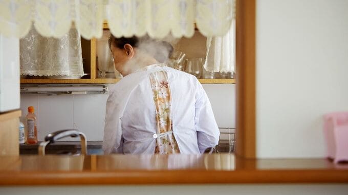 「団地から友人が消えていく…」〈年金月15万円・78歳女性〉、自治会の名簿を見るたび胸が痛むワケ