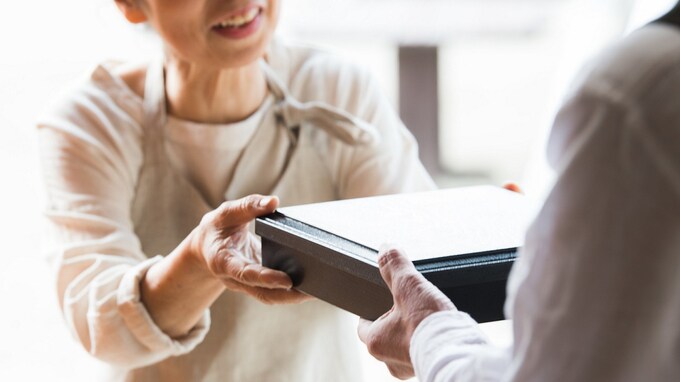 1食500円で食事を配達、月数千円の紙おむつ代を支給…全国に存在する「親の介護で悩む人」の味方