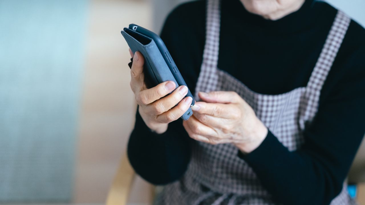 「電話、途中で切られました…」夏休みに孫を連れて帰省してくれた38歳娘の帰宅報告の連絡、“ブチ切り”された理由。年金19万円・69歳両親が知らずに踏んだ「地雷」